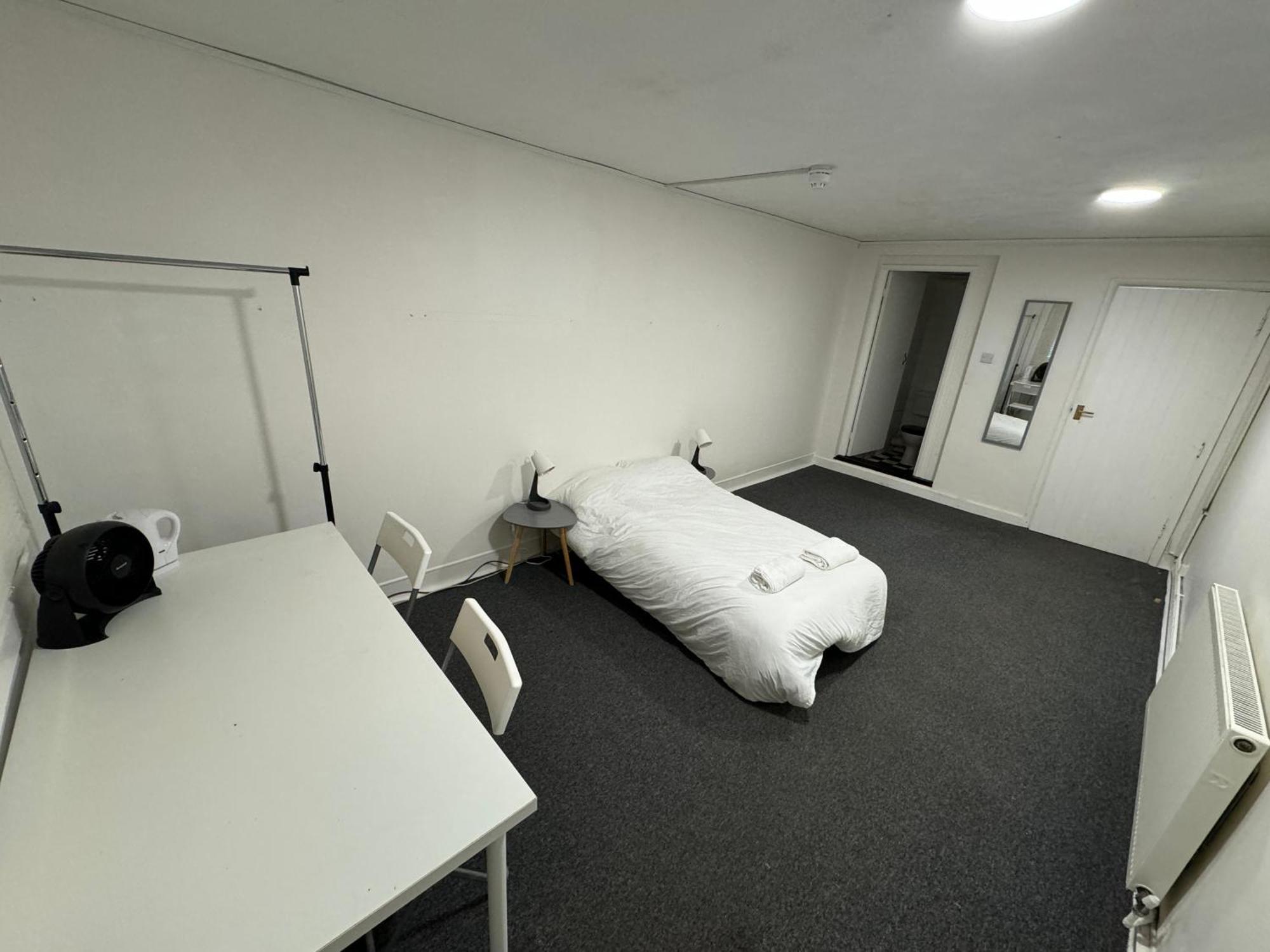 With Private Bathroom - Close To The & Station Apartment Brighton