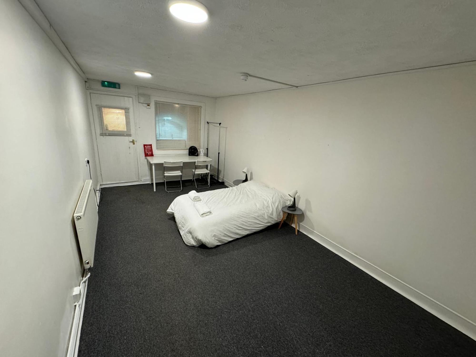 With Private Bathroom - Close To The & Station *