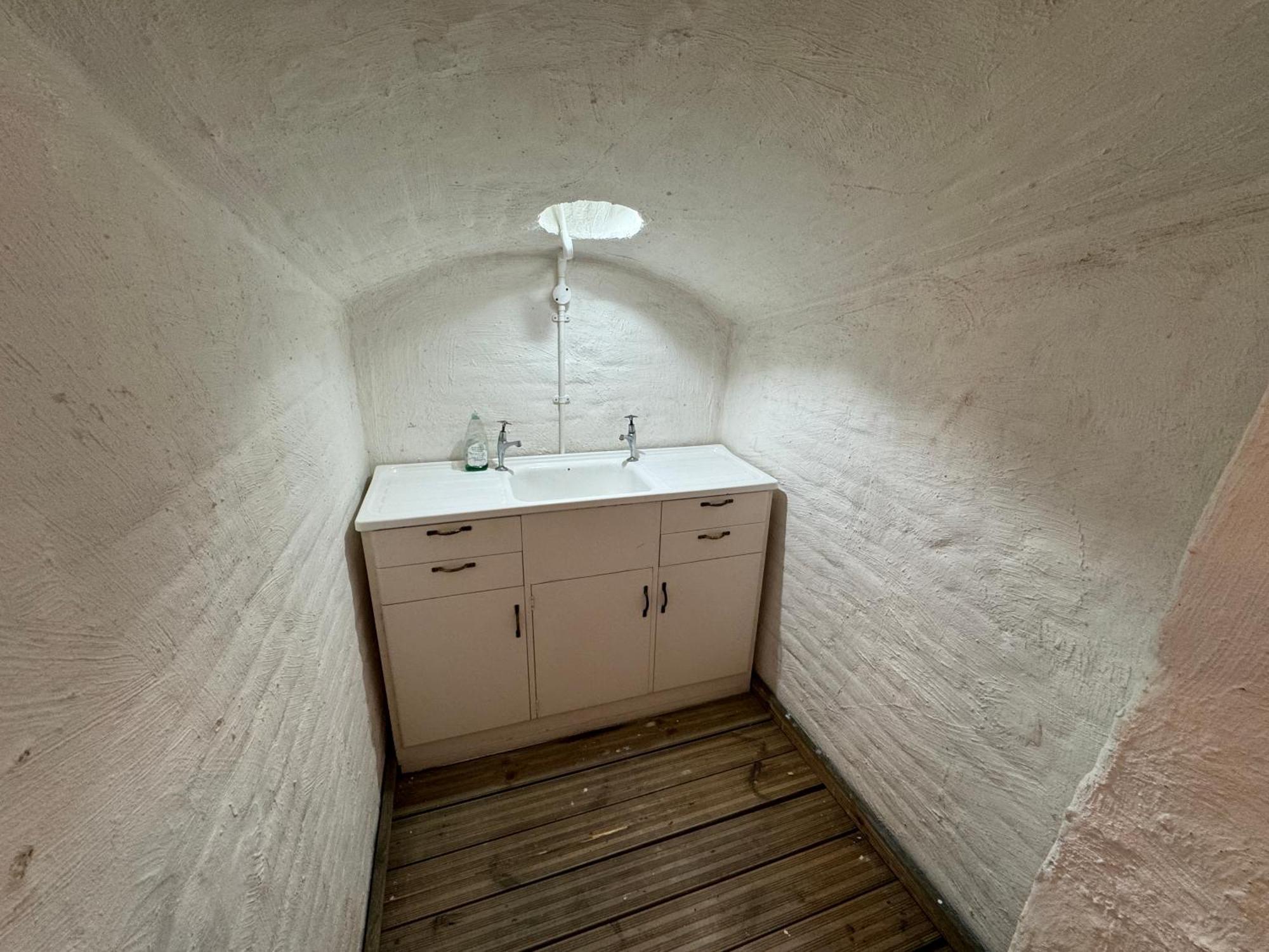 With Private Bathroom - Close To The & Station *